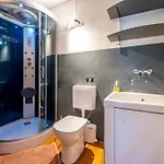 Iris Three Bedroom Private Garden Bike&boat&scooter Villa *