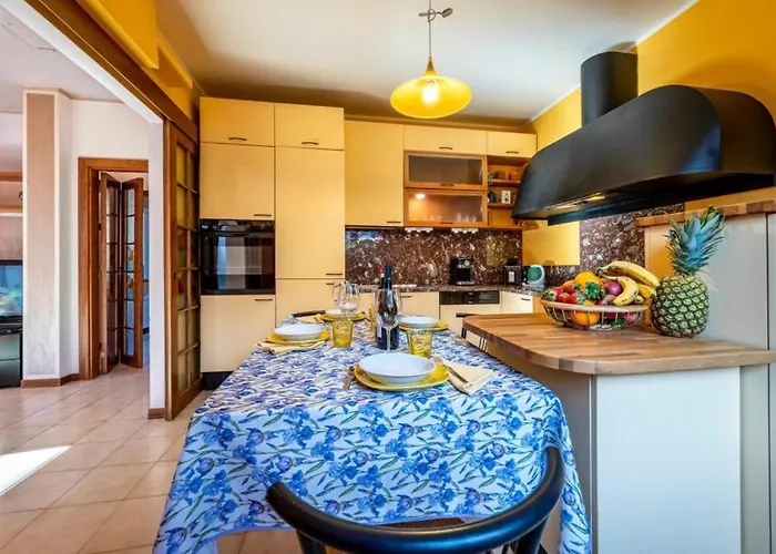 VILLA IRIS Three Bedroom Private Garden Bike&Boat&Scooter Lake Como * Colico