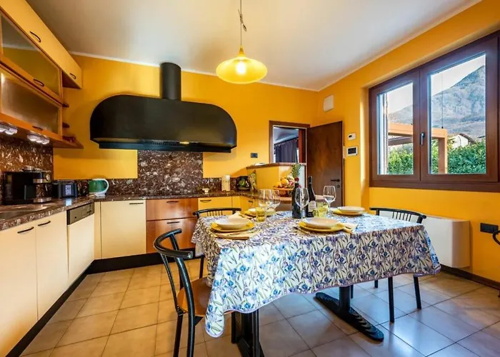 VILLA IRIS Three Bedroom Private Garden Bike&Boat&Scooter Lake Como Colico