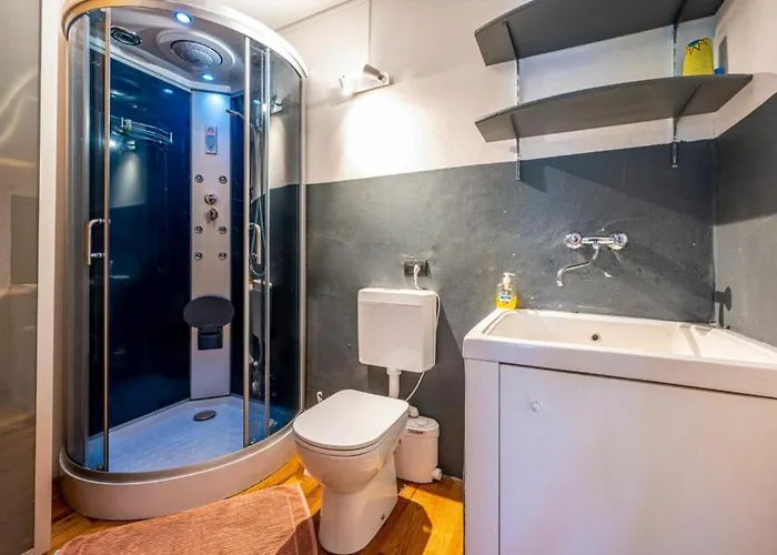 VILLA IRIS Three Bedroom Private Garden Bike&Boat&Scooter Lake Como Villa *